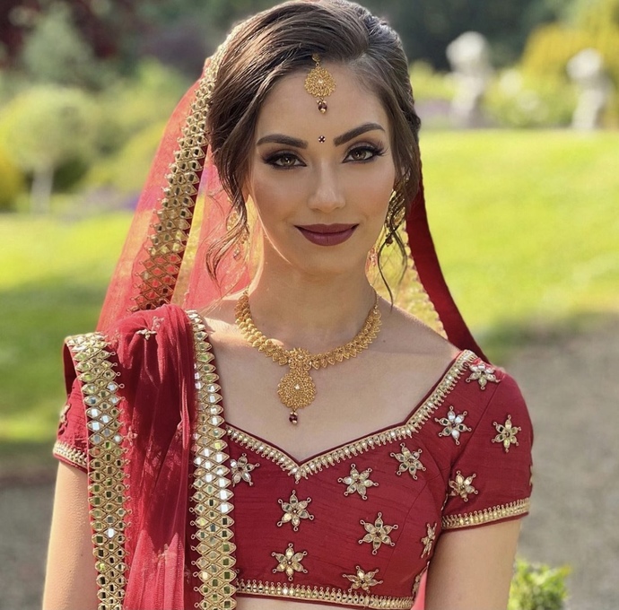 Which girl would you choose to date/marry 🇪🇸 🇮🇳 ?