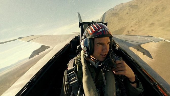 Is Tom Cruise a pilot in real life?