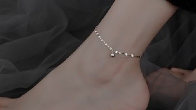 Why do some girls wear single anklet instead of a pair?