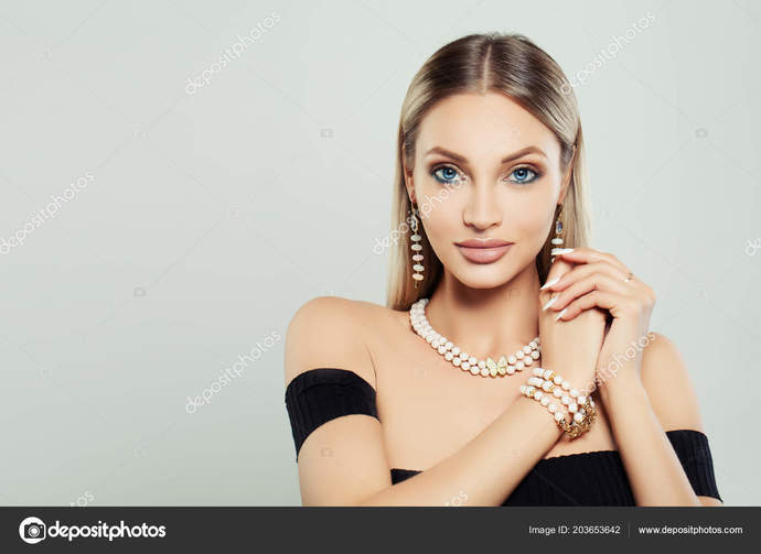 Does wearing makeup or jewelry make a woman more beautiful?