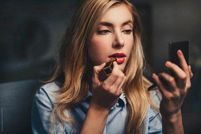 Do men prefer women to wear makeup on the first date?