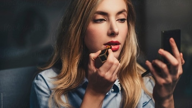 Do men prefer women to wear makeup on the first date?