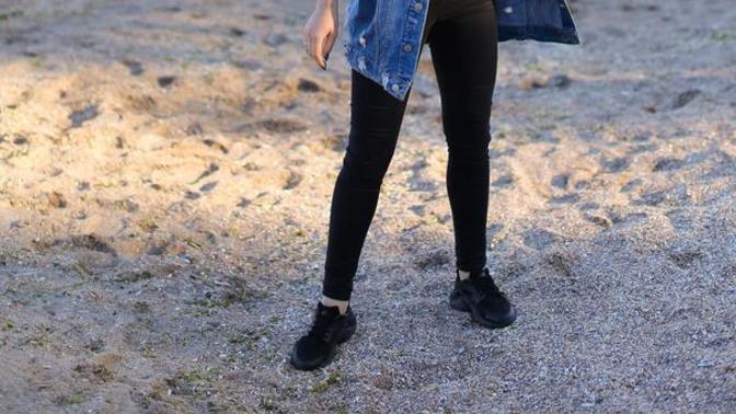 Do any straight girls wear men's shoes for size? GUYS, Do you think black or white sneakers look better on women? Which colour is most versatile?