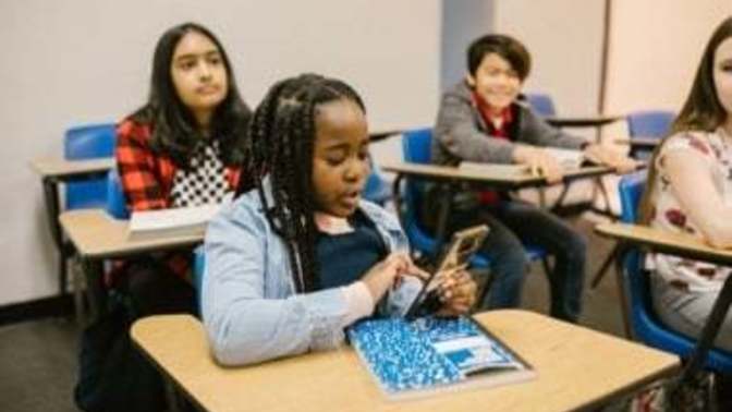 Should cellphones be banned in schools?