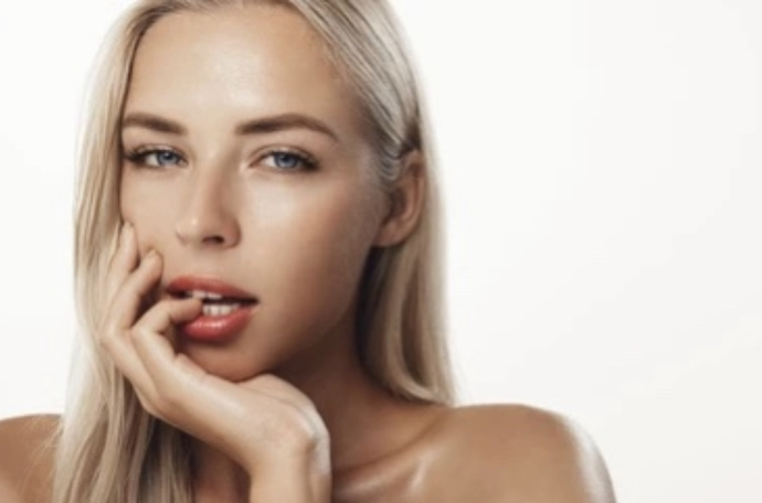 Girls, How do you know when a woman is flirting with you?