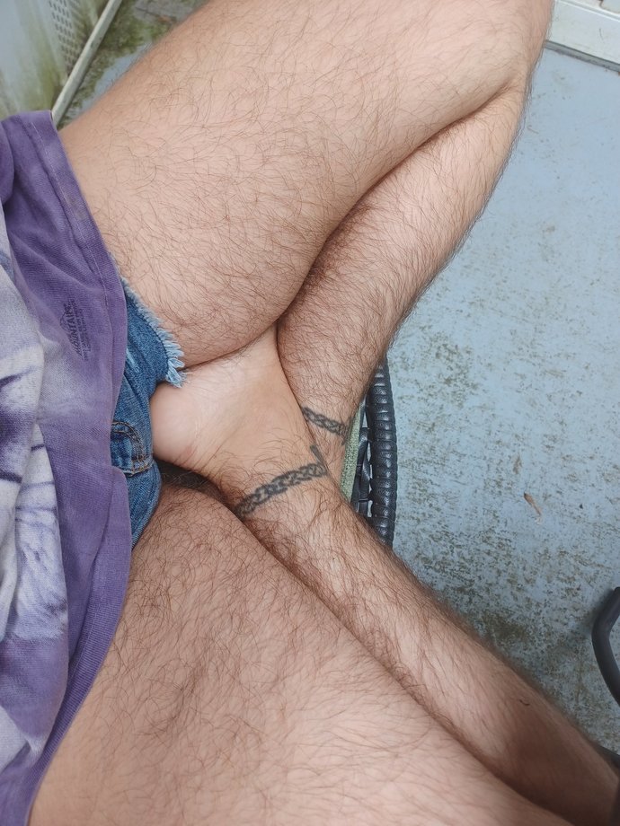 Which type of legs look more appealing and attractive on a guy?
