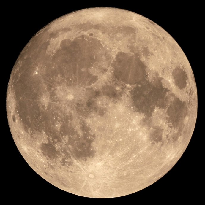 Is a blood moon or a blue moon more beautiful?