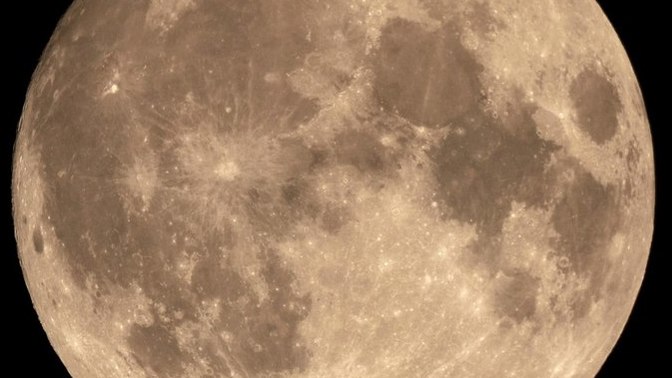 Is a blood moon or a blue moon more beautiful?