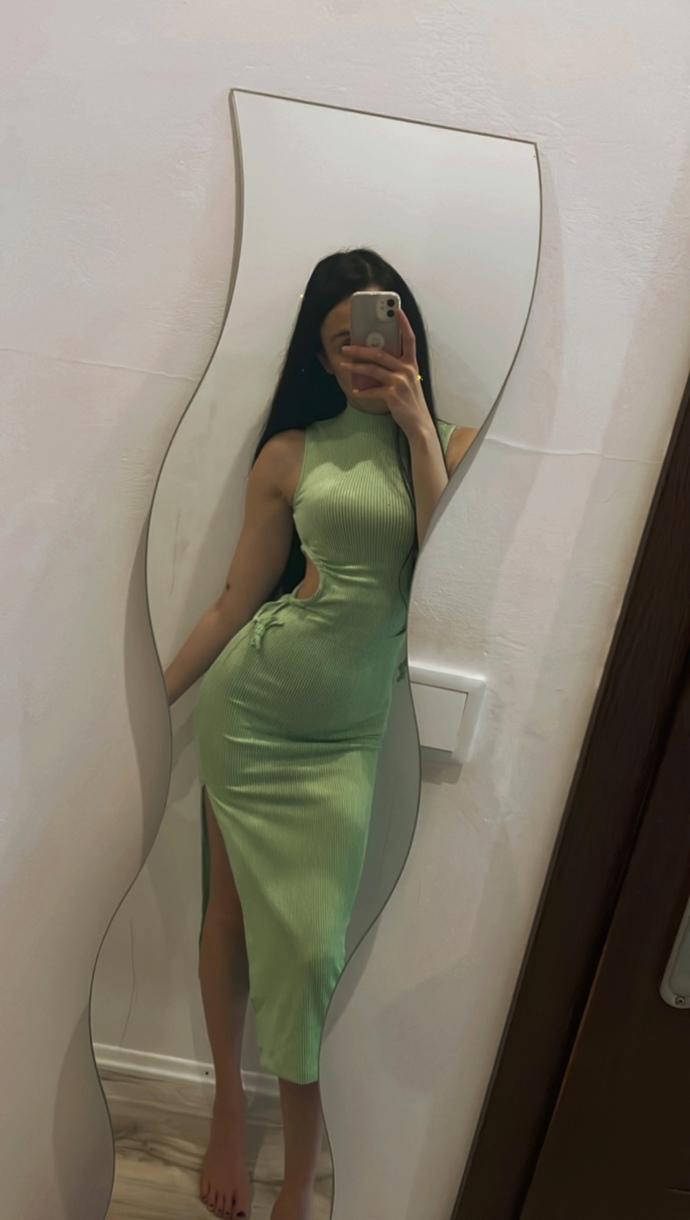 Which dress is prettier?