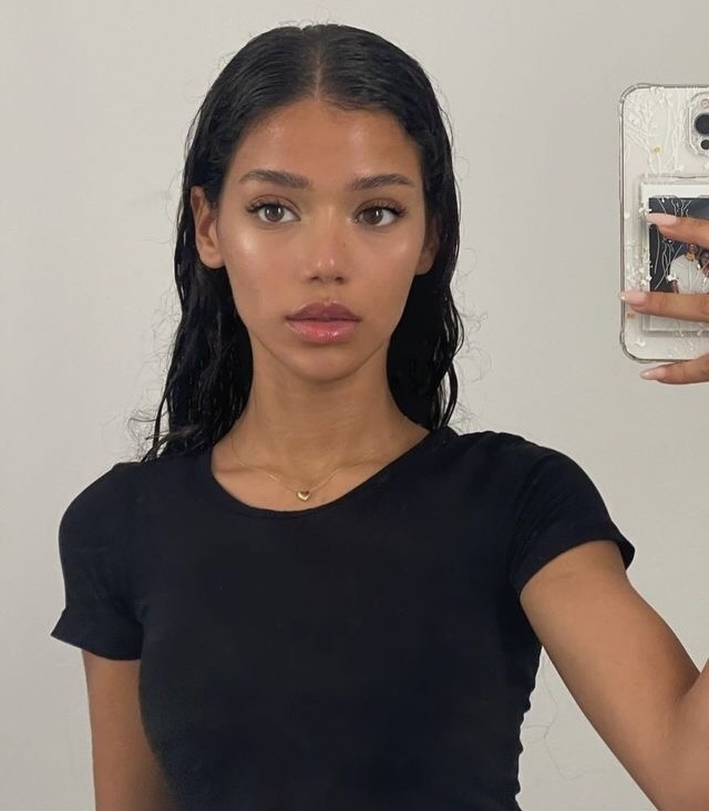This girl photoshops and video shops everything she posts!🇩🇪 She might even had surgery allegedly?