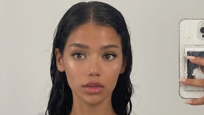 This girl photoshops and video shops everything she posts!🇩🇪 She might even had surgery allegedly?