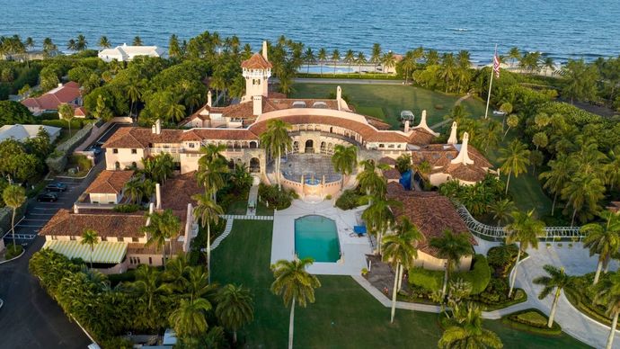 Which is true about the FBI document retrieval at the former presidents golf course?