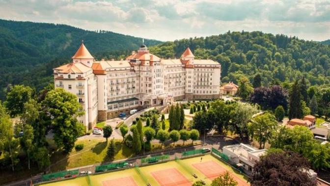 How should one dress when visiting a 5* hotel?