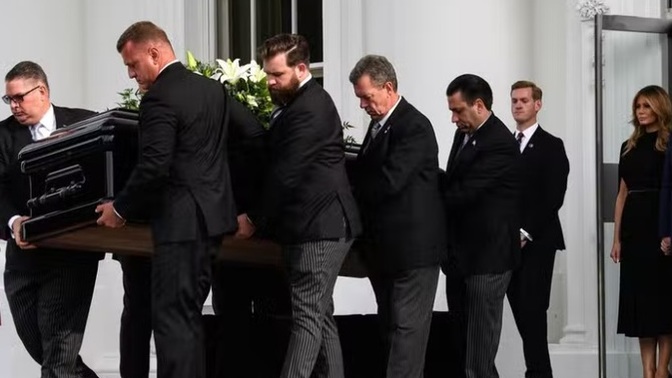 Will Melania find a new lover after the death of Donald?