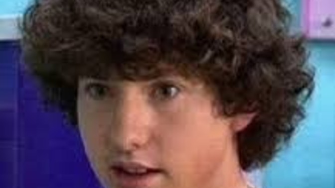 Ladies do you think that Chase Matthews hairstyle from Zoey 101 looks good?