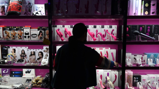 What gender has more sex toys?