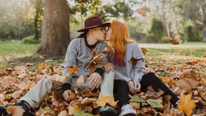 Who falls in love more easily: men or women?