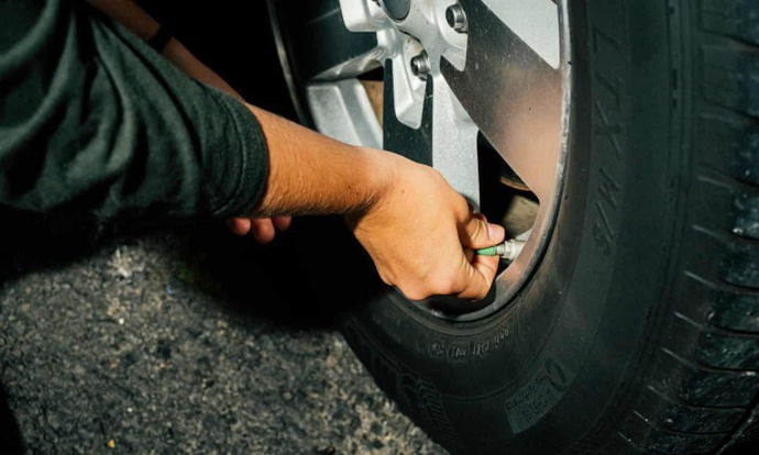 Deflating a tyre in New York City