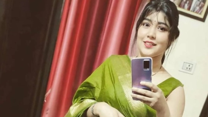 Do you guys consider saree as beautiful and classy OR is it just too old fashioned at this point? I am planning to wear it on my first date?