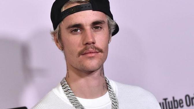 Girls, Is justin bieber popular with girls bcs of his look or singing?