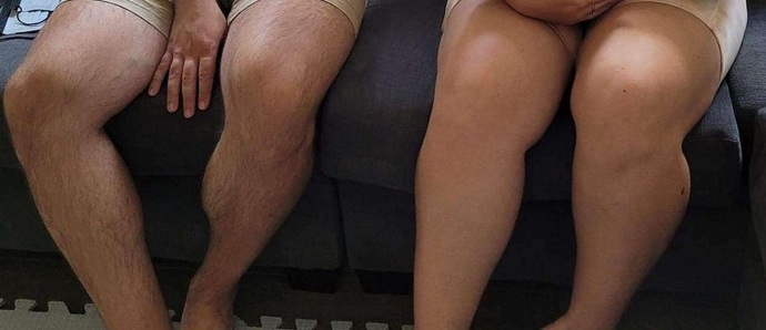 Which of theses pairs of legs is male and which is female and how can you tell?