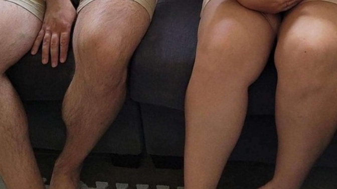 Which of theses pairs of legs is male and which is female and how can you tell?