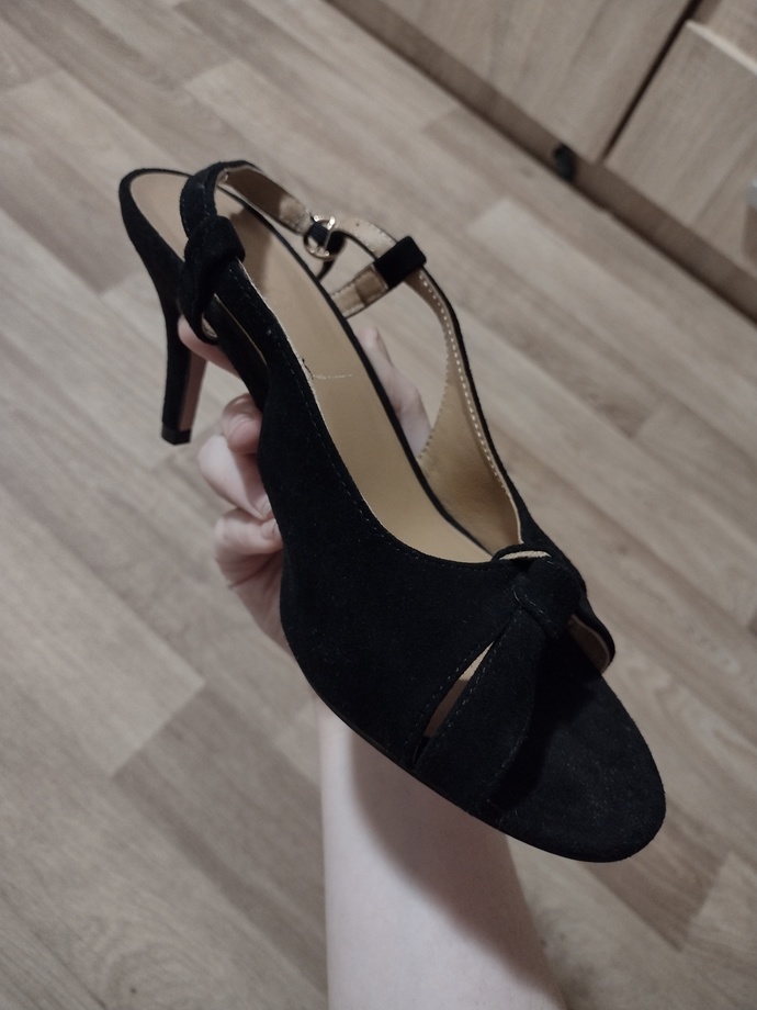 I love these heels, very feminine... old fashioned almost