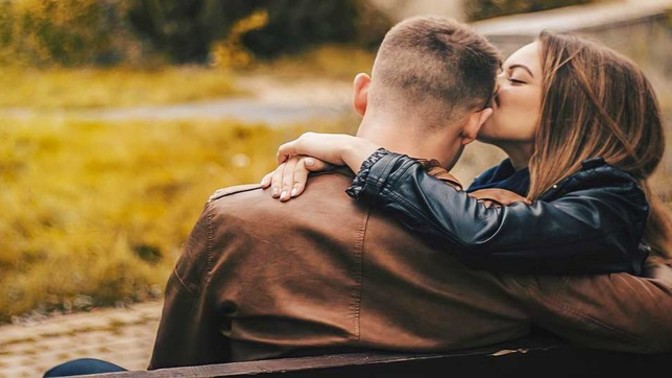 What are the signs a woman really loves and admires men?