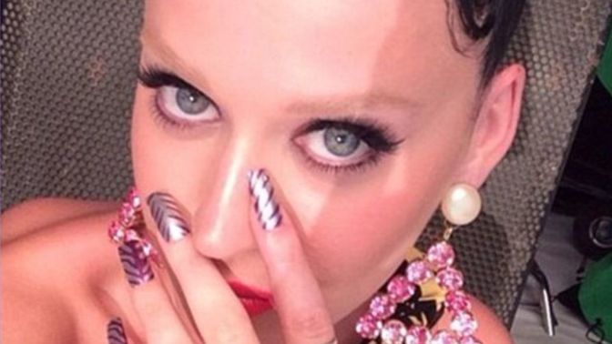 A few weeks ago having prominent, thick eyebrows was the in thing people were getting them tattooed on. Today the latest craze is NO eyebrows. Huh?