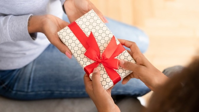 Who should gift first or it doesn't matter?