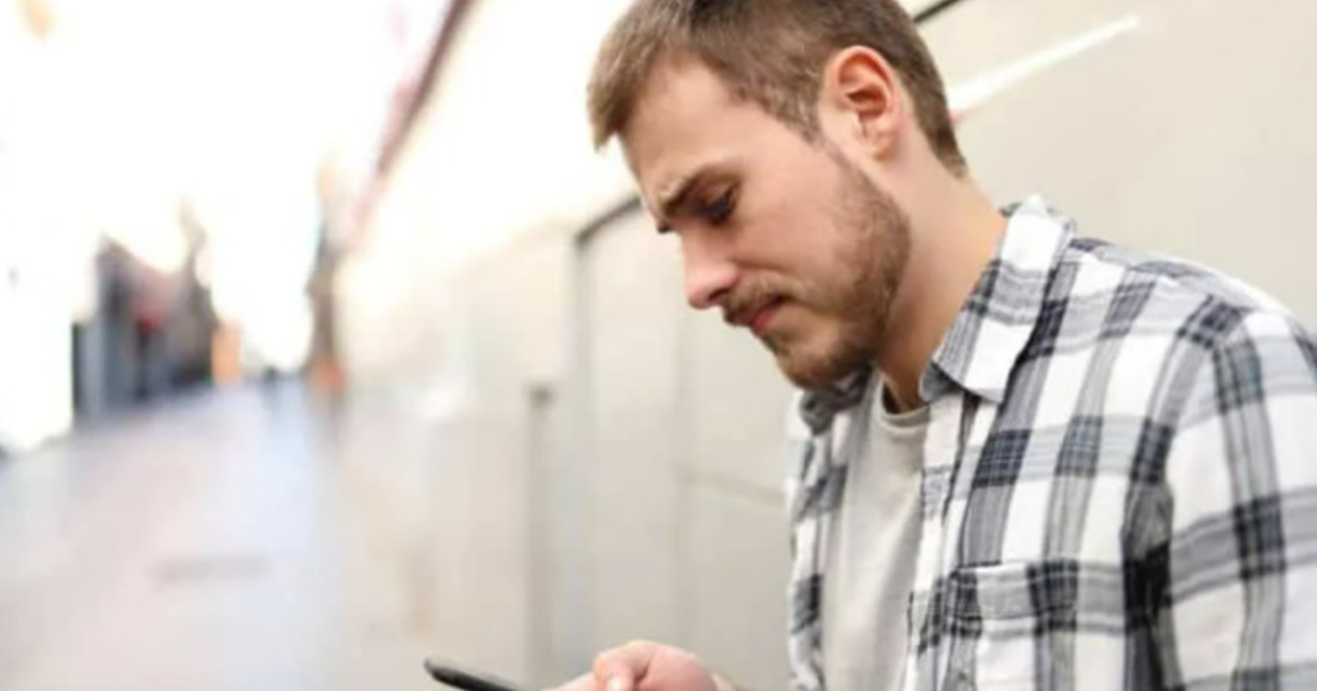 What are signs a guy doesn’t like you through text or wants you to go