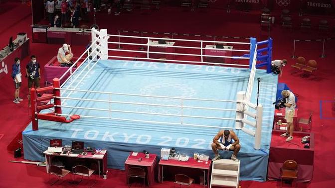 Do olympic boxing matches take place inside a packed stadium or just regular ?