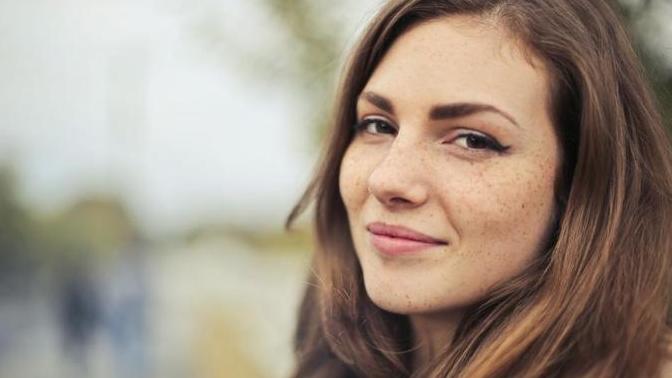 Guys, what can turn a woman who scores a 6 to a woman who scores a 10 in the attractiveness scale?