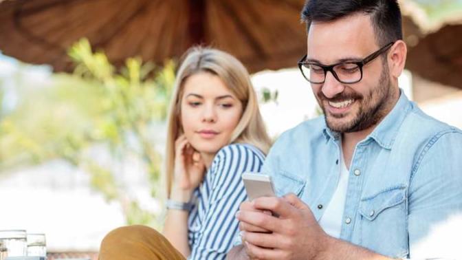 Should couples be able to look down the others phones?