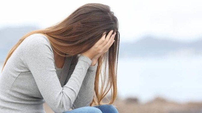What would you feel if you saw a stranger crying inconsolably sitting on a platform?