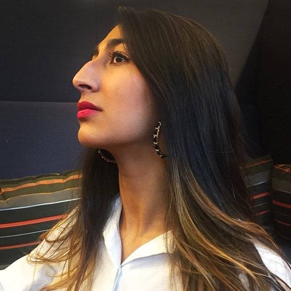 What's an important facial feature on a woman that she needs to be attractive?
