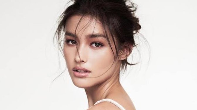 What's an important facial feature on a woman that she needs to be attractive?