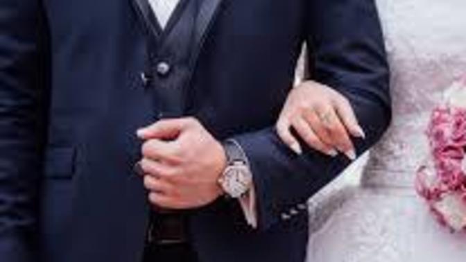 Wedding color clash issue with my man. How do I force him to stick to my colors?