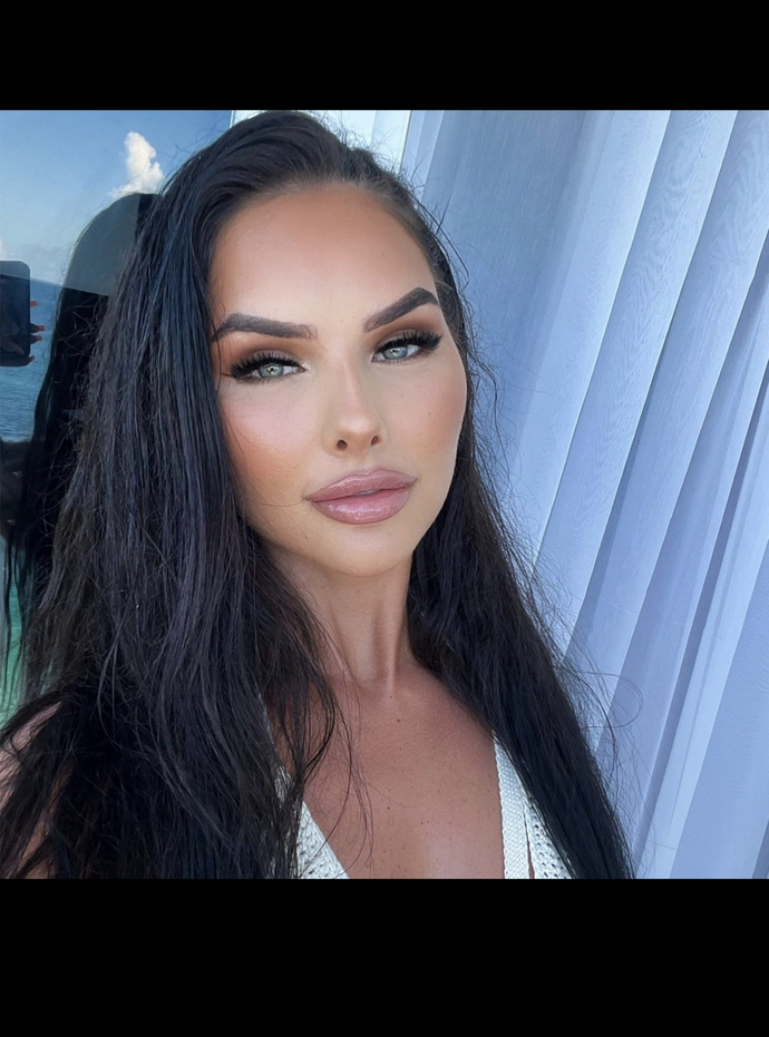 Does she have HIGH FASHION MODEL LOOKS?