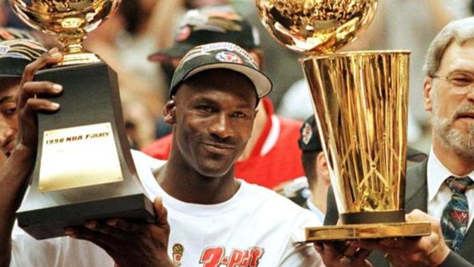 Could Michael Jordan beat a wnba team in a 1v 5?
