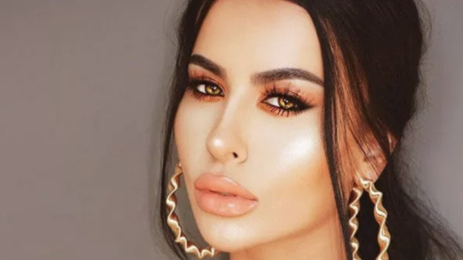 How beautiful is the colour this woman’s amber eyes (I really need an answer it is very important)?