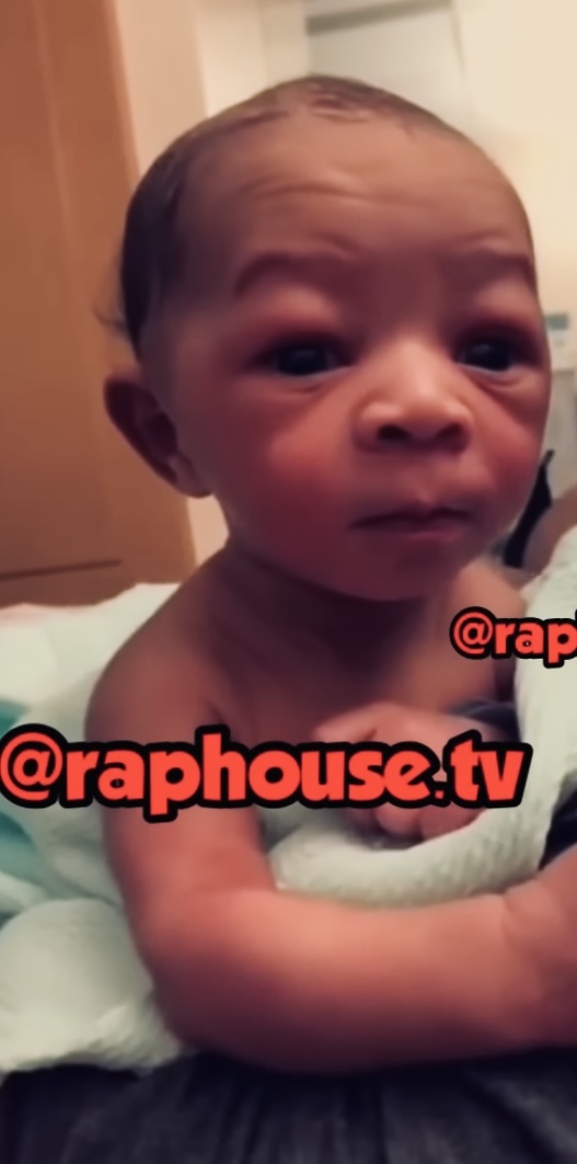 Have you ever seen a _less than 24/H old_ baby with so much core strength & coordination π― (he looks like he just got beck from a trip to mars π)?