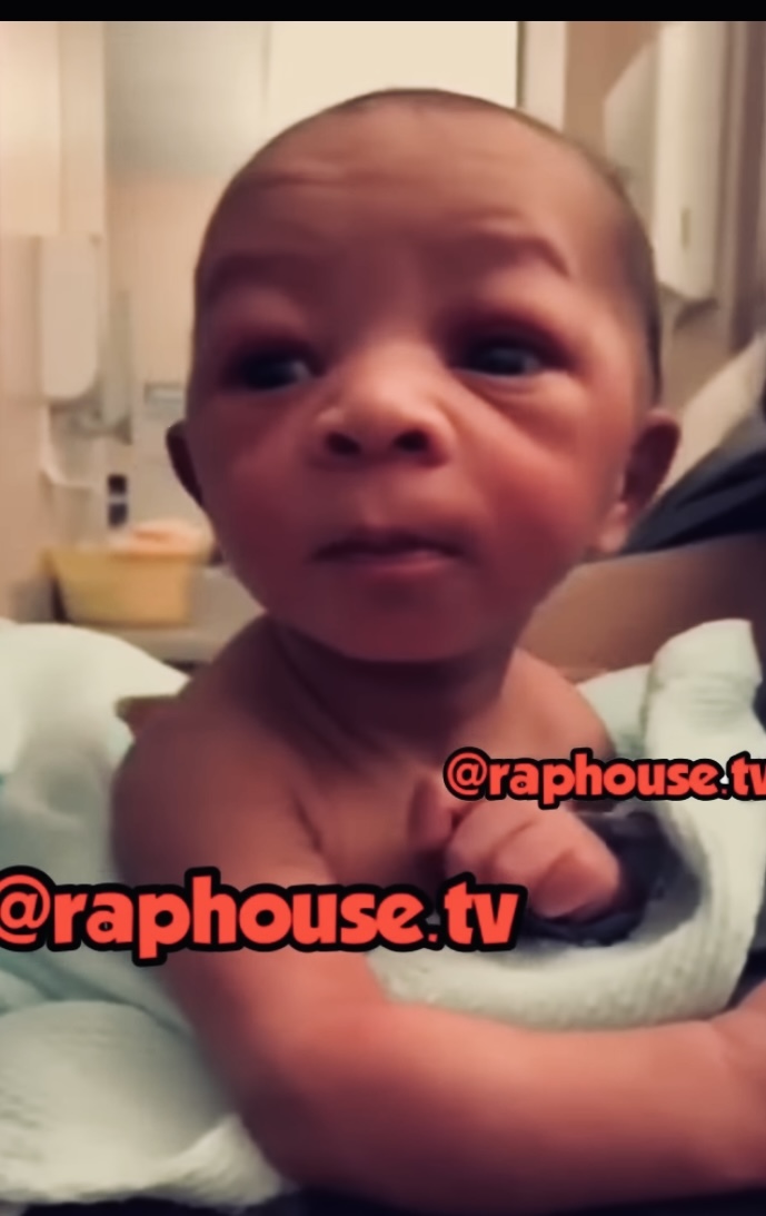 Have you ever seen a _less than 24/H old_ baby with so much core strength & coordination π― (he looks like he just got beck from a trip to mars π)?
