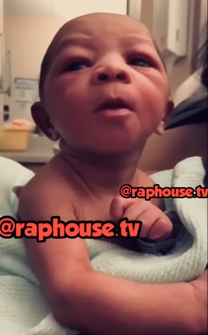 Have you ever seen a _less than 24/H old_ baby with so much core strength & coordination π― (he looks like he just got beck from a trip to mars π)?