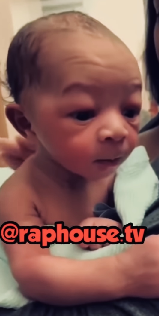 Have you ever seen a _less than 24/H old_ baby with so much core strength & coordination π― (he looks like he just got beck from a trip to mars π)?
