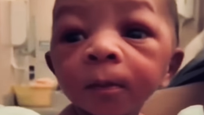 Have you ever seen a _less than 24/H old_ baby with so much core strength & coordination 😯 (he looks like he just got beck from a trip to mars 😂)?