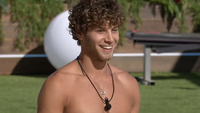 Is Eyal Booker Good looking, Average or Ugly?