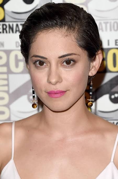 Which celebrity has a more attractive face?