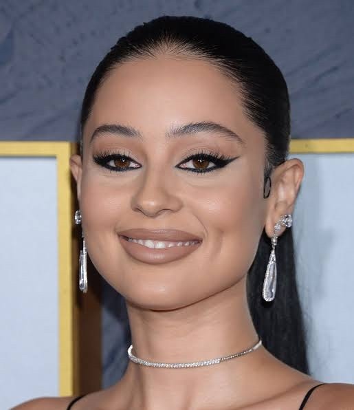 Which celebrity has a more attractive face?