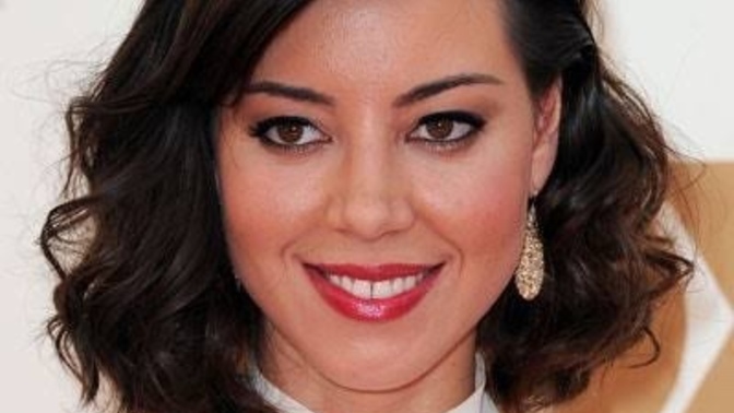 Which celebrity has a more attractive face?